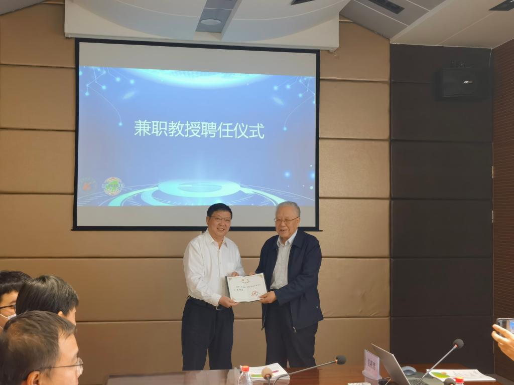 火狐娱乐(中国)邀请汪旭光院士来校参加研讨会